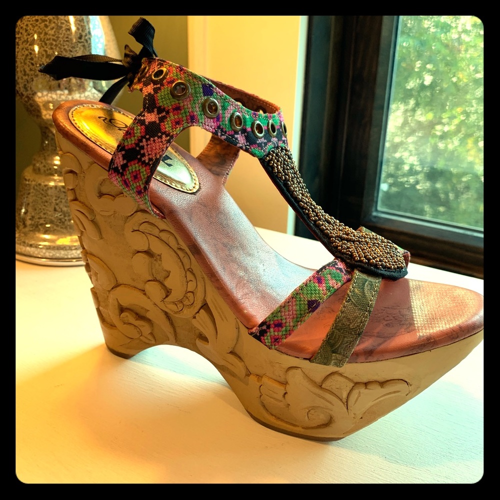 Desigual Wooden Carved Platform